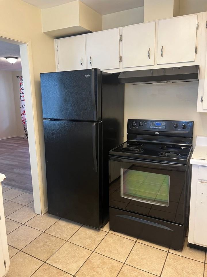 1234 Hahn Ave Ne - Photo 4 of 9