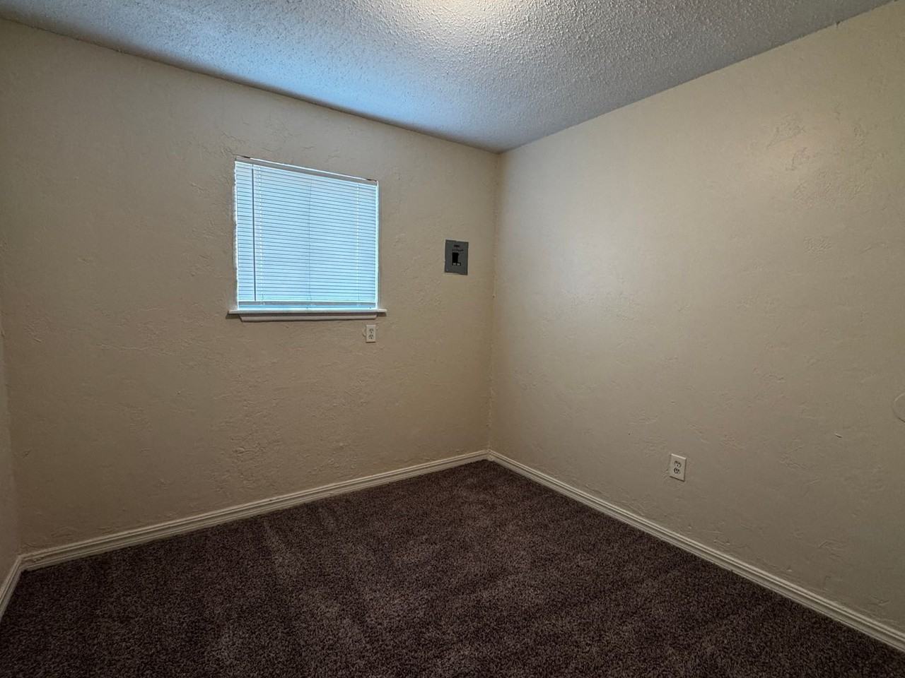 1408 Nw Ozmun Ave - Photo 5 of 10