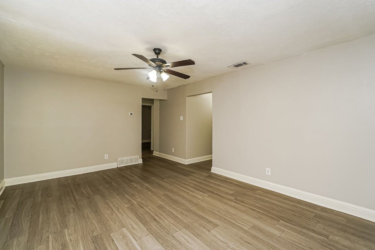 425 Price Dr - Photo 3 of 16