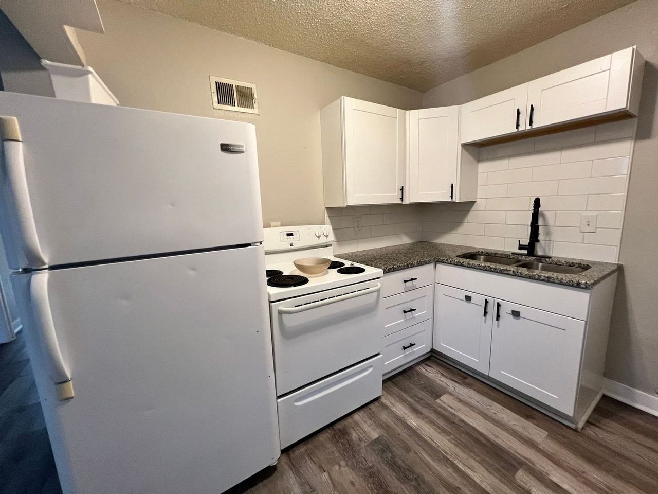 6203 E 152nd Ter ##B - Photo 6 of 11