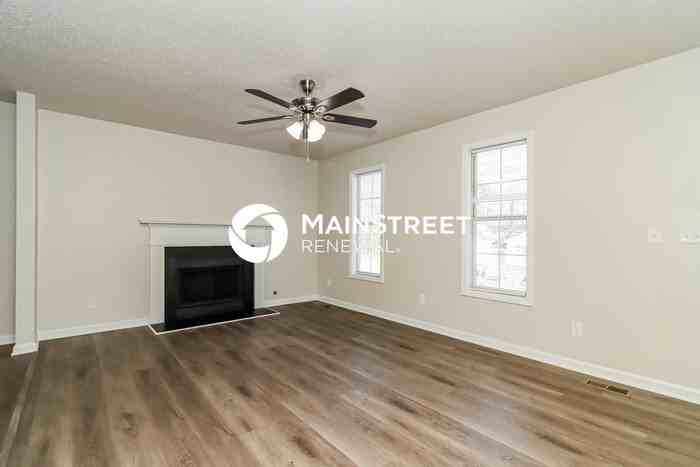 211 Hampton Dr - Photo 5 of 19