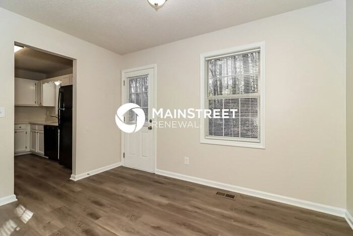 211 Hampton Dr - Photo 6 of 19