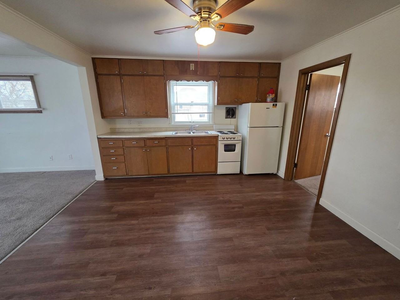 433 S Van Buren St - Photo 5 of 9