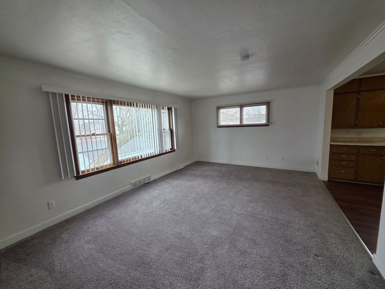 433 S Van Buren St - Photo 7 of 9