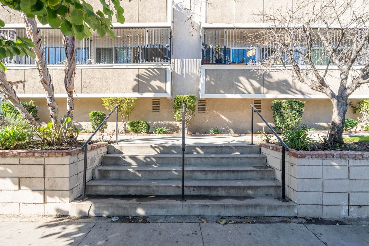 1 Month Free! Renovated Units in Central Van Nuys - Photo 2 of 22