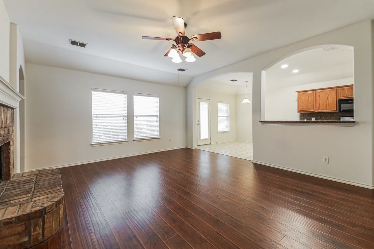 504 Wolf Dr - Photo 4 of 16