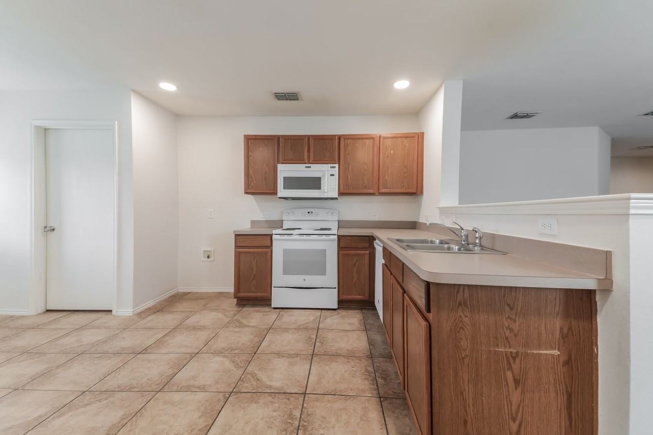 2704 Redwood St - Photo 6 of 16