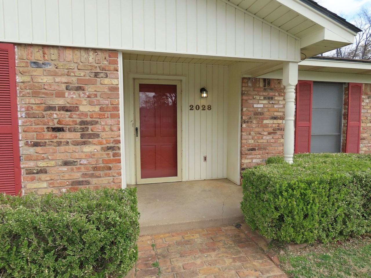 2028 Hunter St - Photo 3 of 33