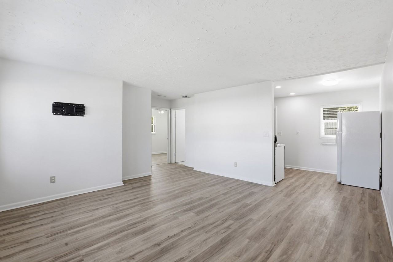 820 Nw 55th St - Photo 5 of 17