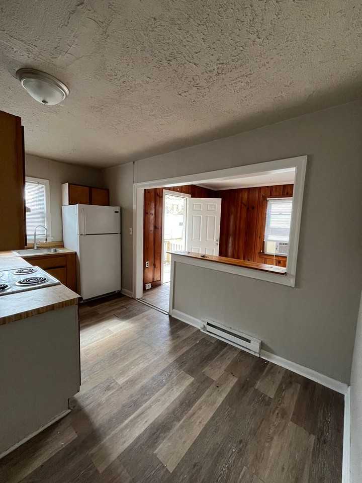 228B College St - Photo 3 of 9