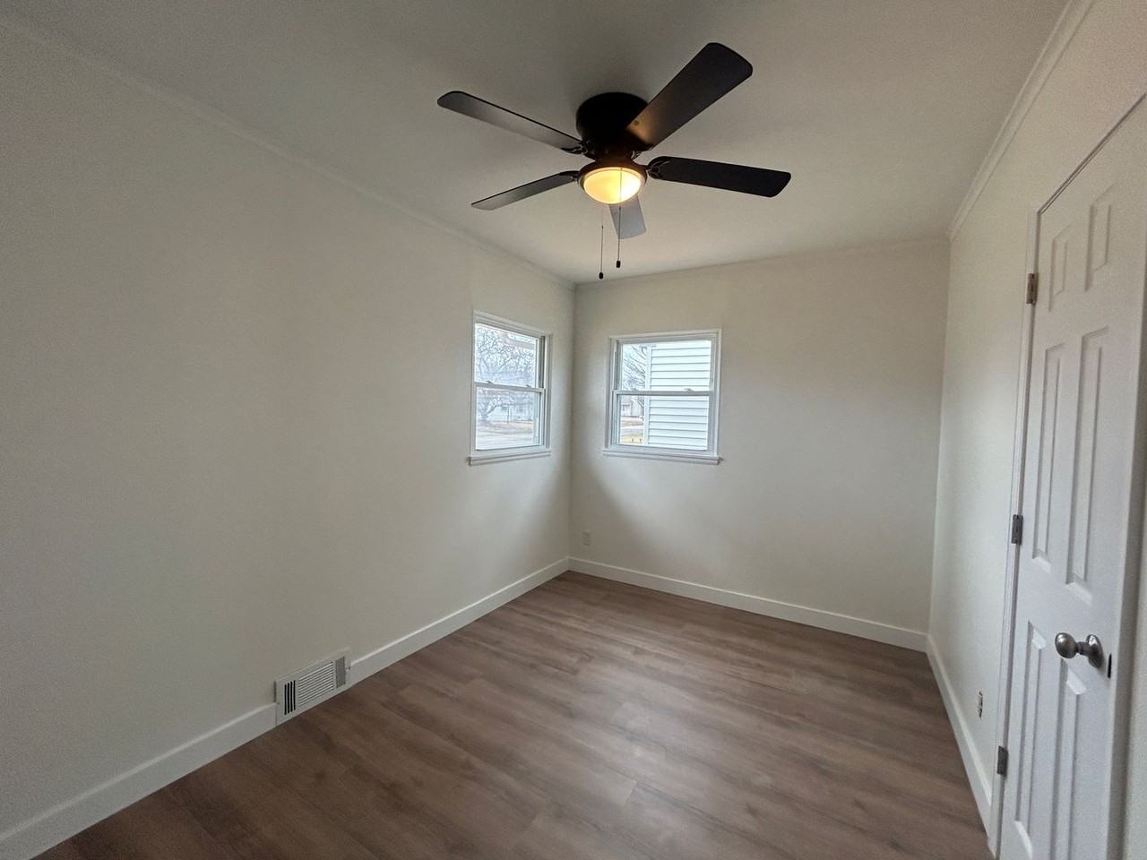 923 43rd Ave - Photo 4 of 13