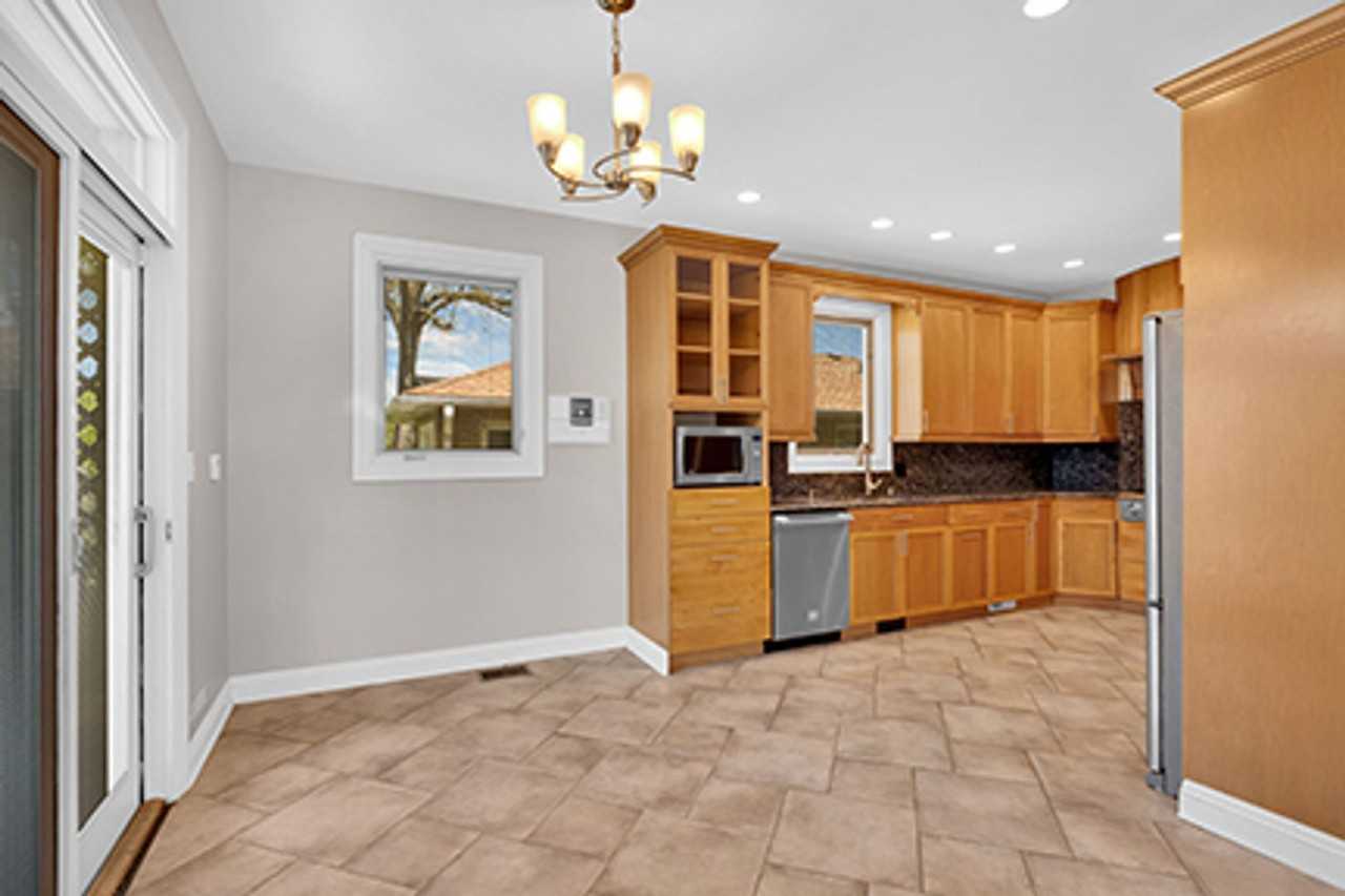 241 Jeffreys Pl - Photo 6 of 19