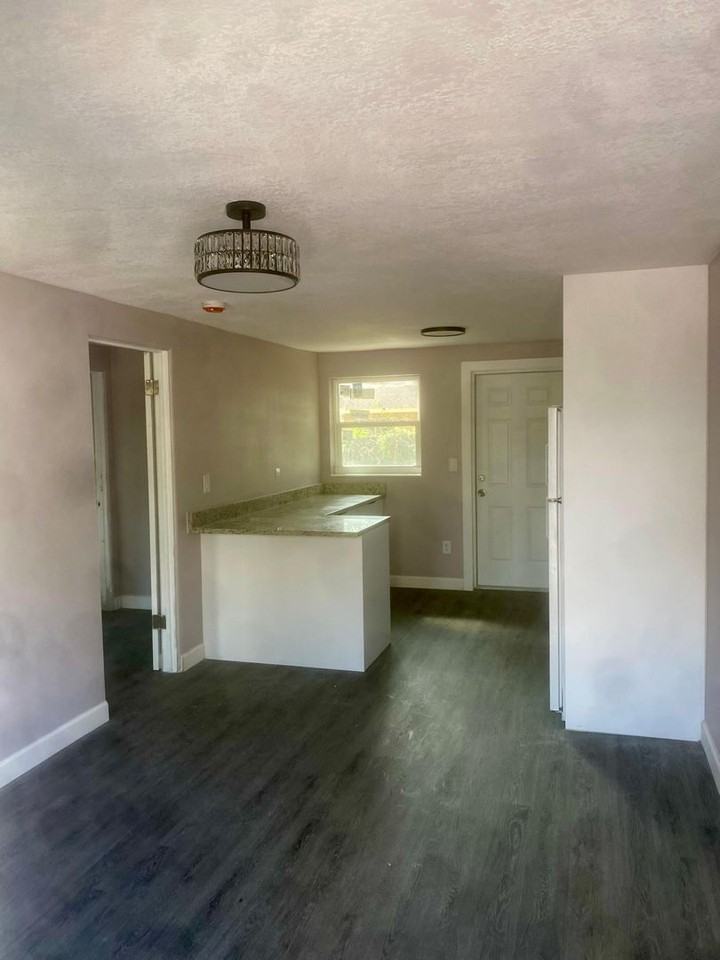 897 10th Avenue SW – Your Cozy Retreat in Largo - Photo 5 of 10