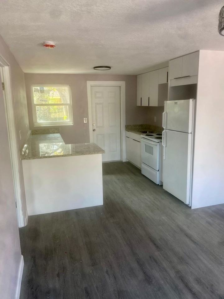 907 10th Ave - Photo 6 of 10