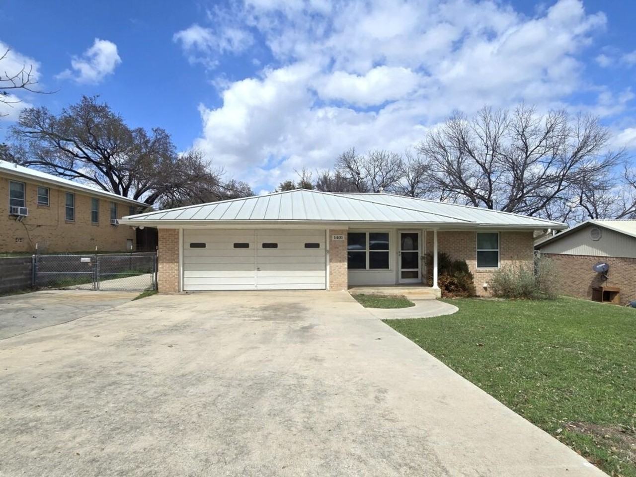 1401 W Avenue B - Photo 2 of 27