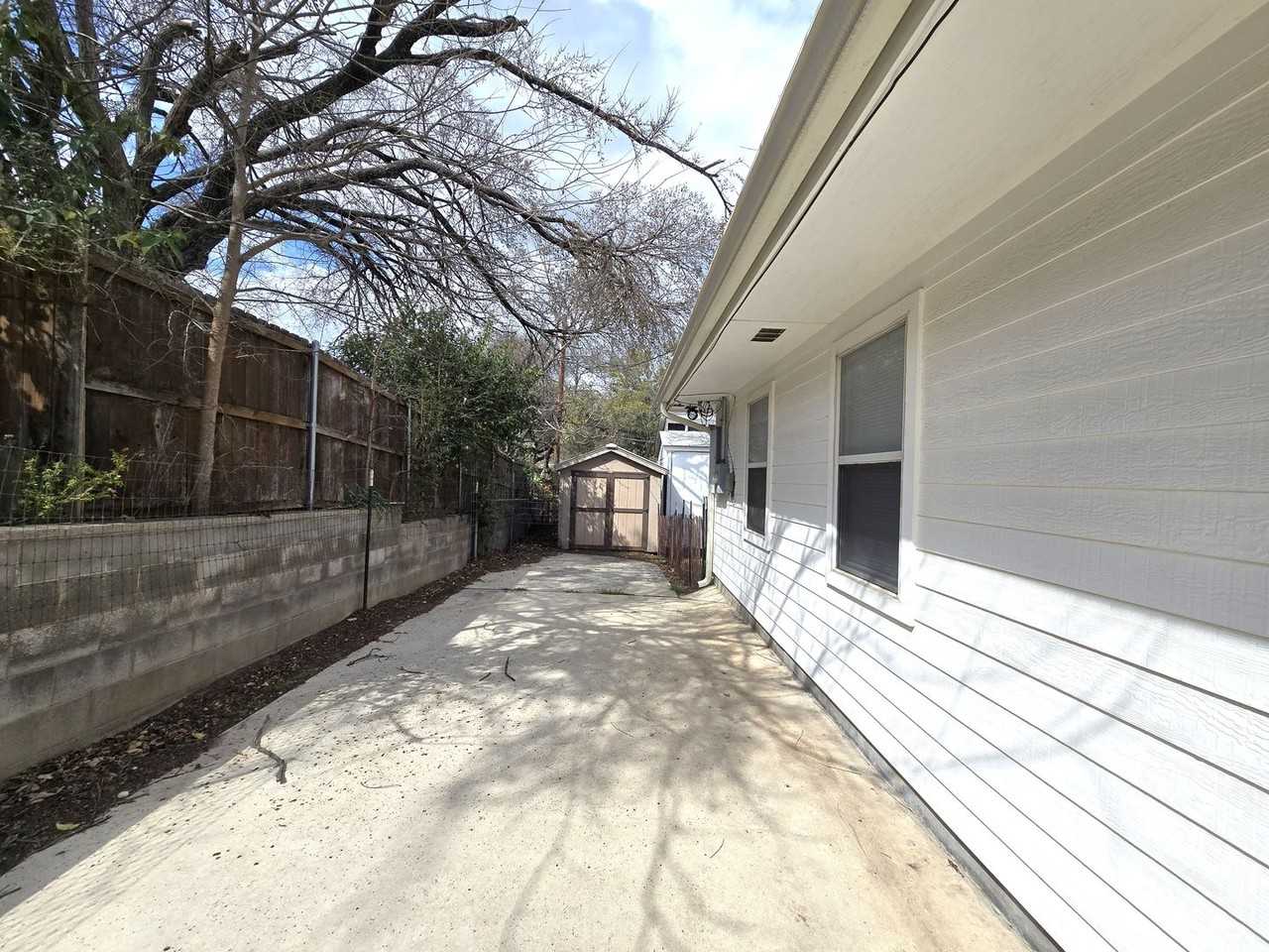1401 W Avenue B - Photo 3 of 27
