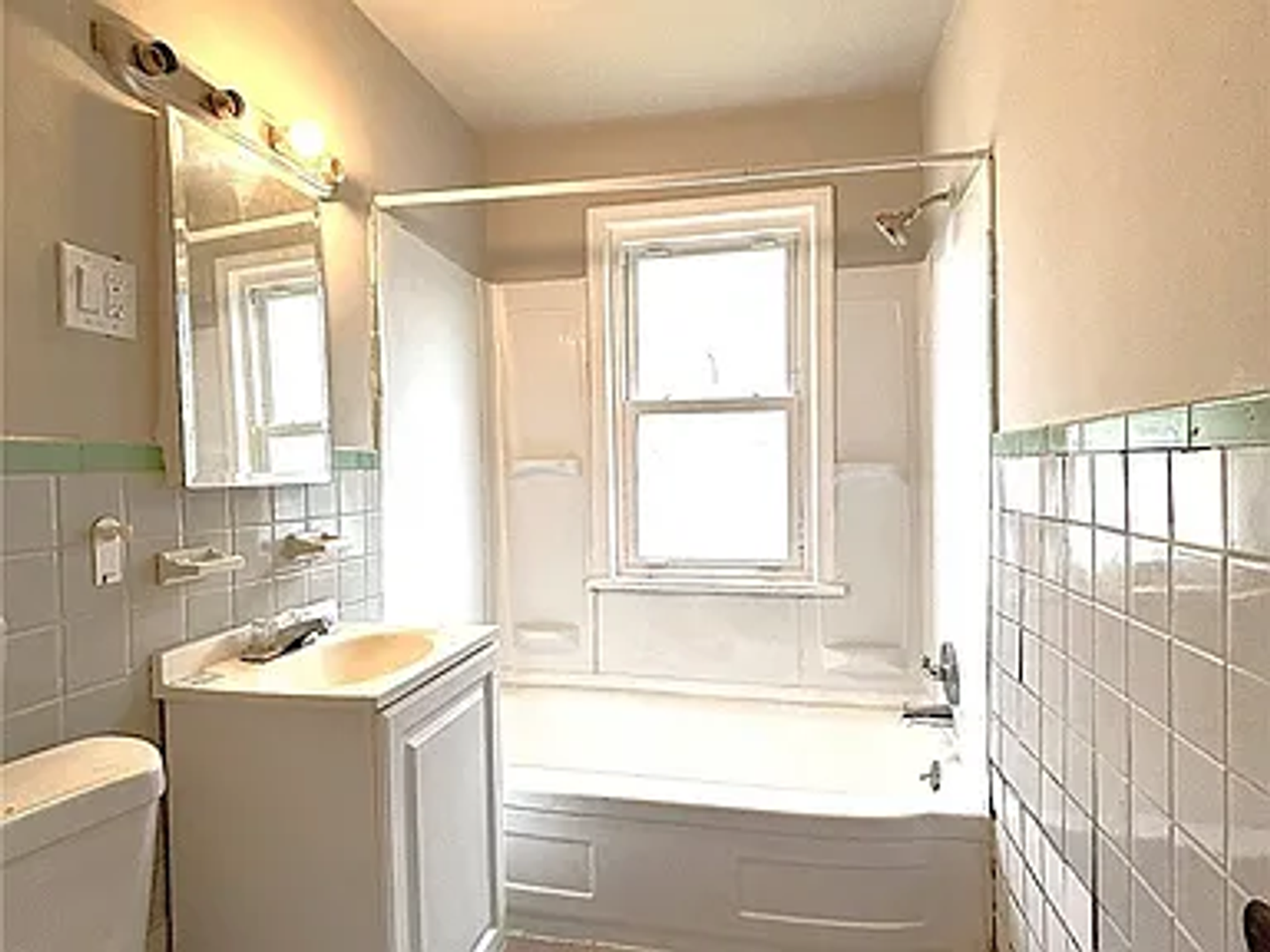 4065 E 153rd St - Photo 3 of 7