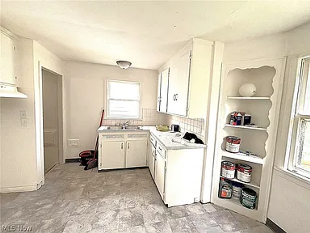 4065 E 153rd St - Photo 5 of 7