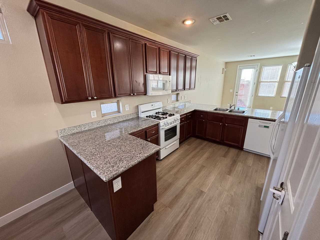 10741 Leatherstocking Ave - Photo 3 of 35