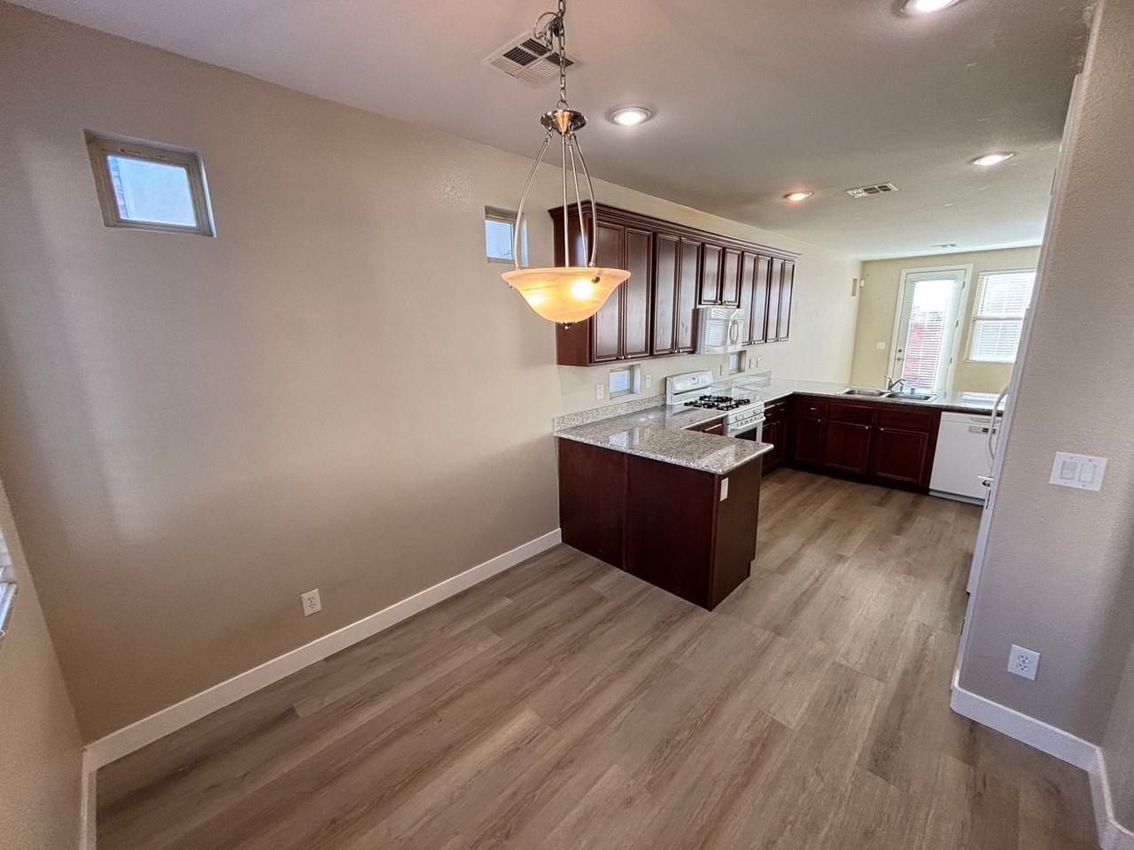 10741 Leatherstocking Ave - Photo 4 of 35