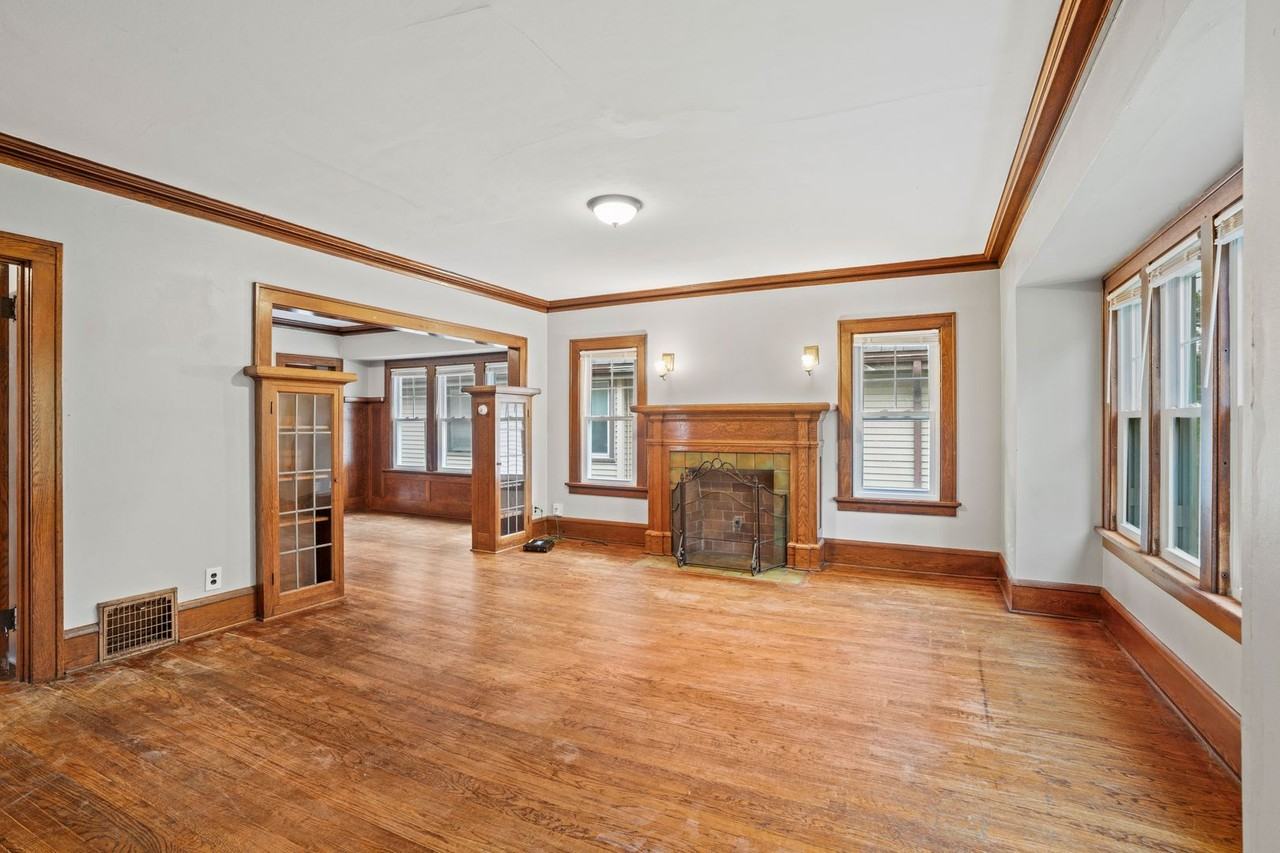 3040 N Maryland Ave - Photo 2 of 23