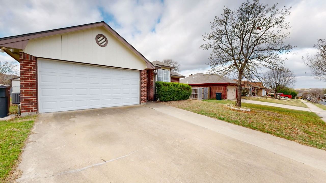 2706 Hemlock Dr - Photo 2 of 18