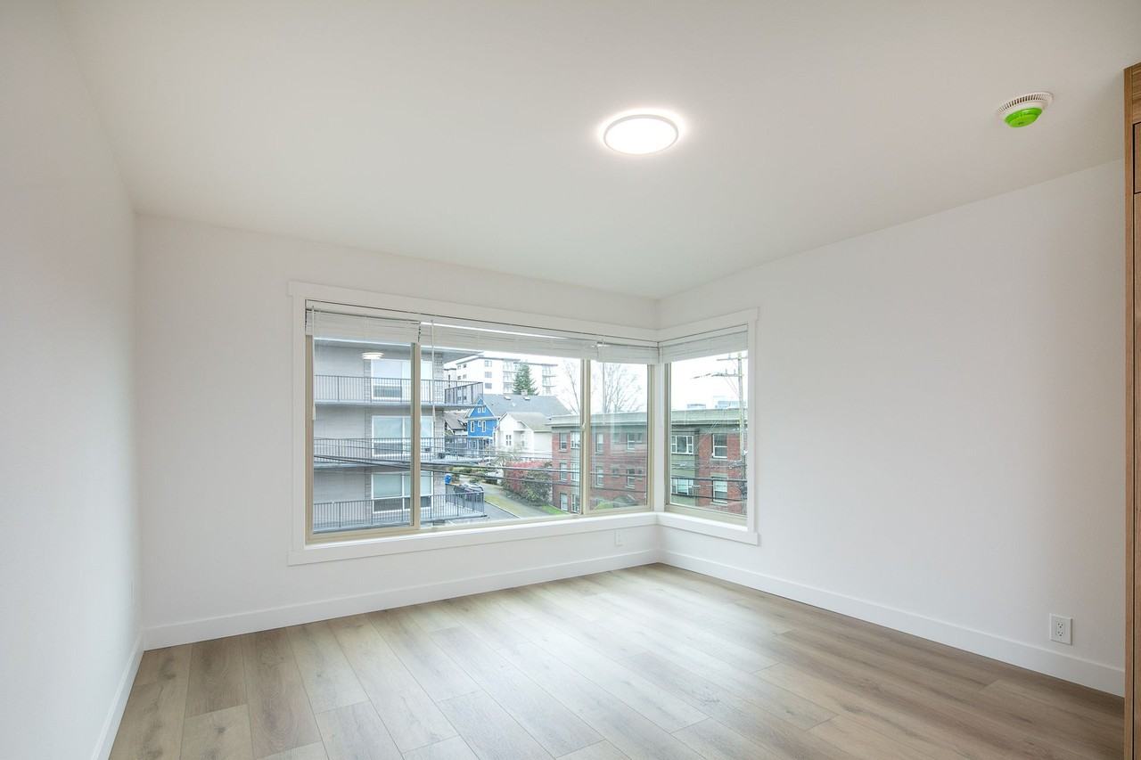 1101 Queen Anne Ave N - Photo 6 of 16