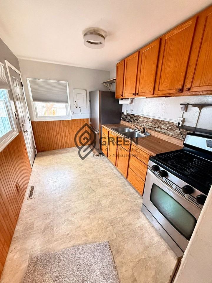 1071 E Broadway St - Photo 4 of 6