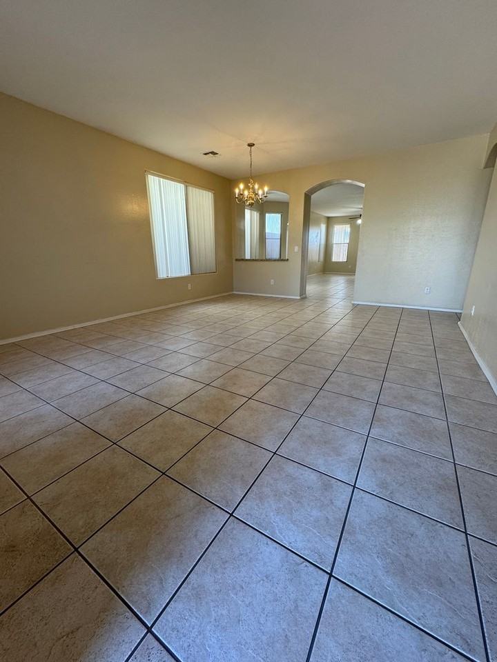 2305 W Carter Rd - Photo 2 of 33