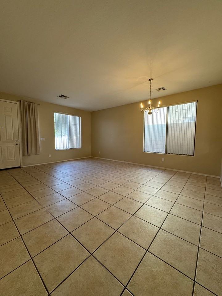 2305 W Carter Rd - Photo 4 of 33