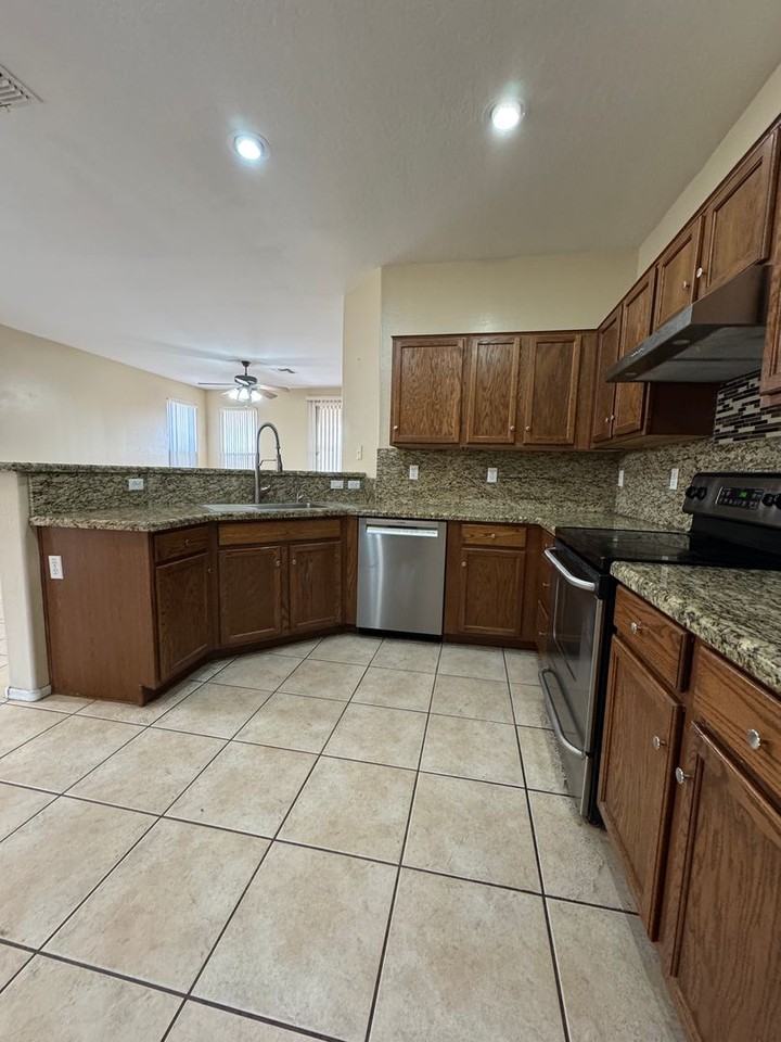 2305 W Carter Rd - Photo 7 of 33