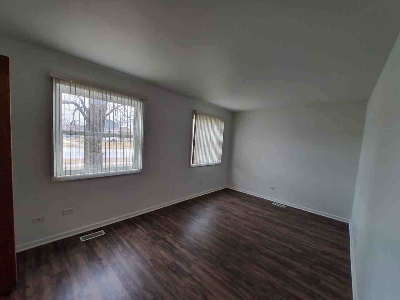 7926 163rd Pl - Photo 3 of 9