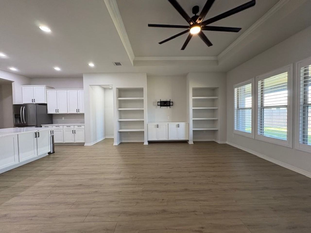 2609 Las Estrellas St - Photo 4 of 43