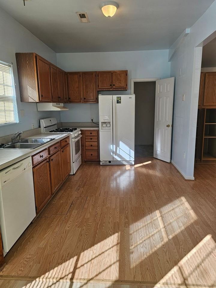 966 Avenue I - Photo 6 of 20