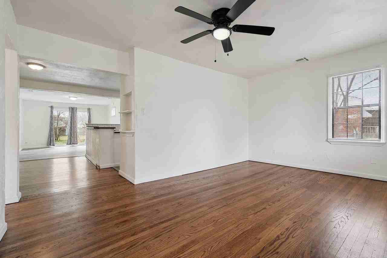 202 W Peach St - Photo 2 of 15