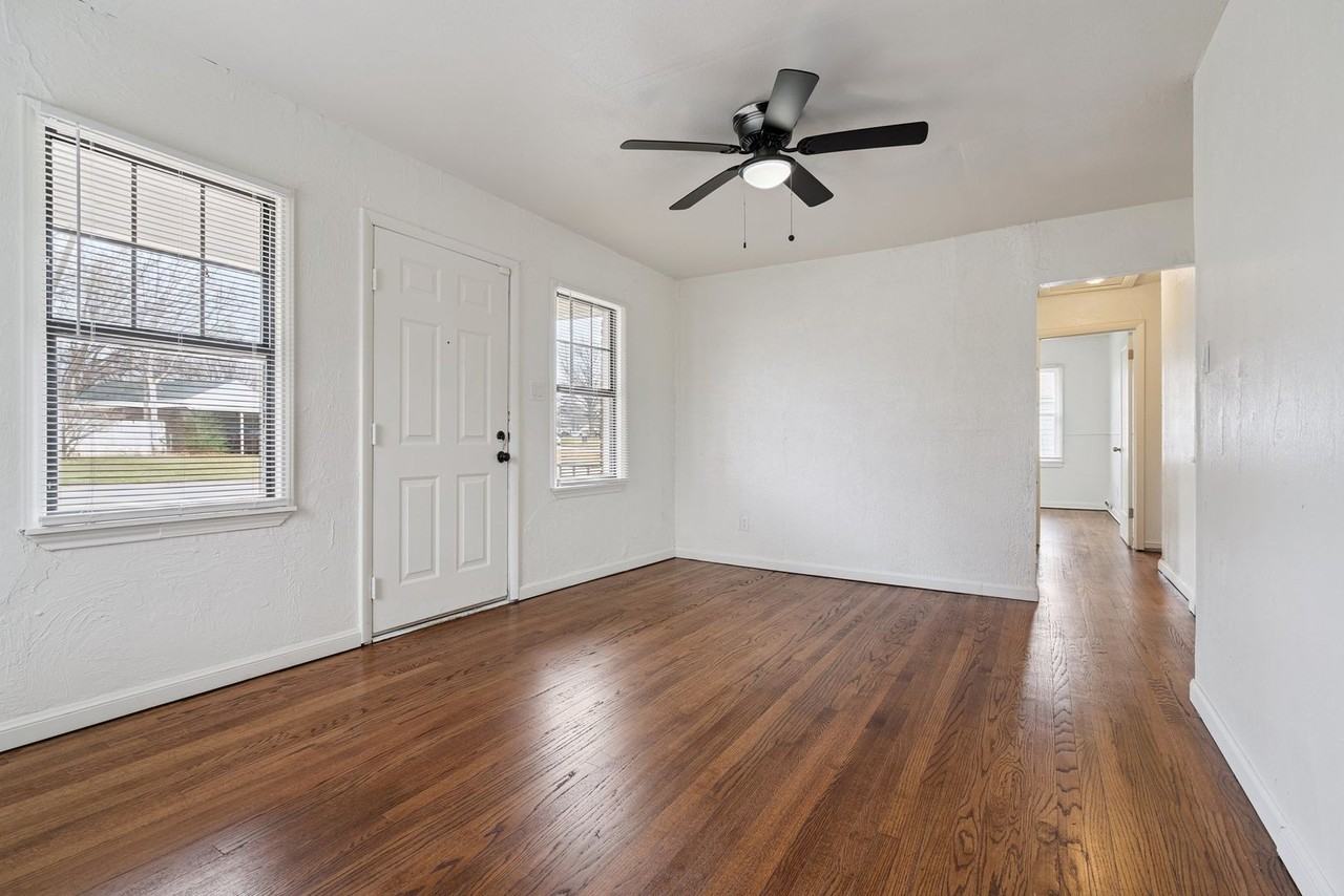 202 W Peach St - Photo 3 of 15