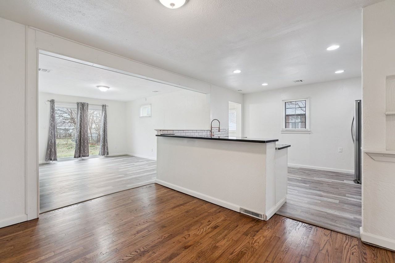 202 W Peach St - Photo 4 of 15