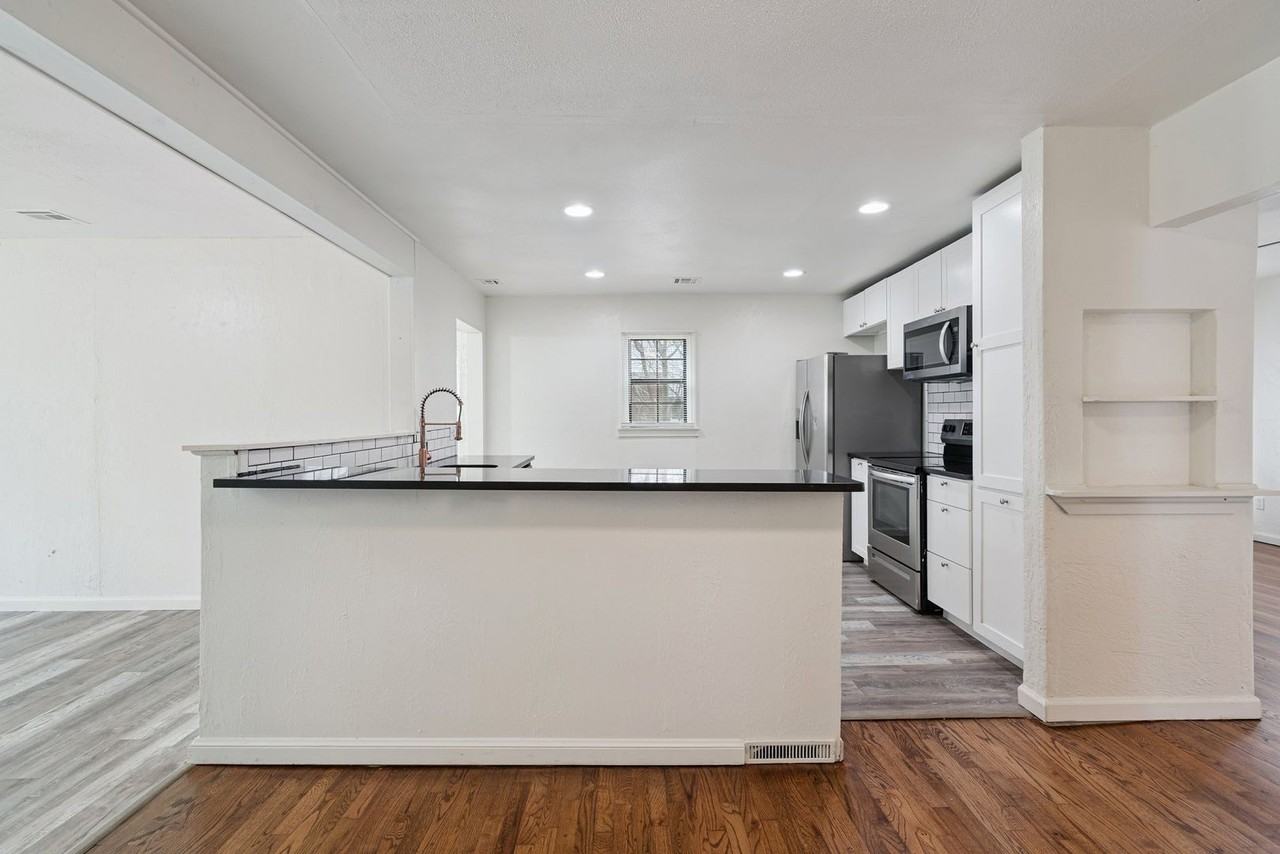 202 W Peach St - Photo 5 of 15