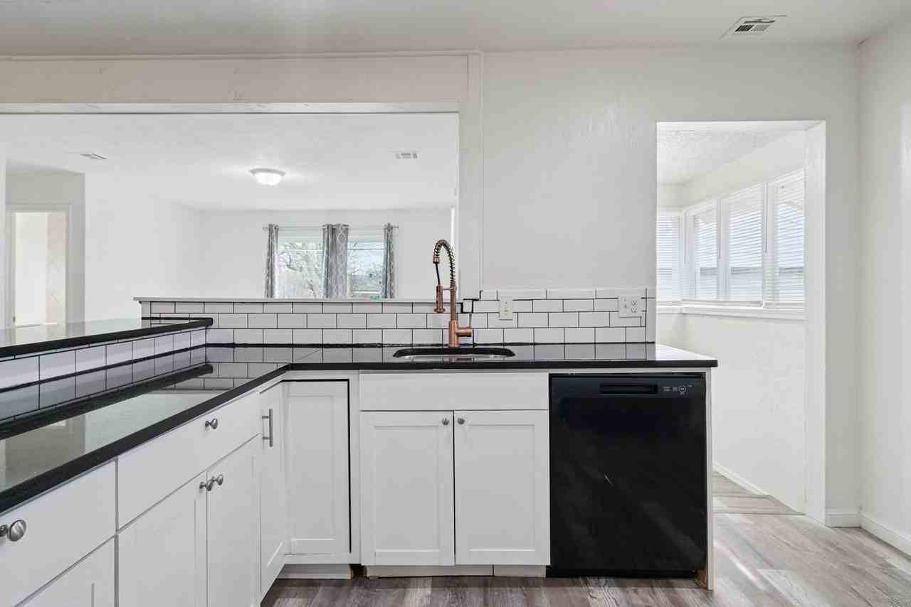 202 W Peach St - Photo 6 of 15