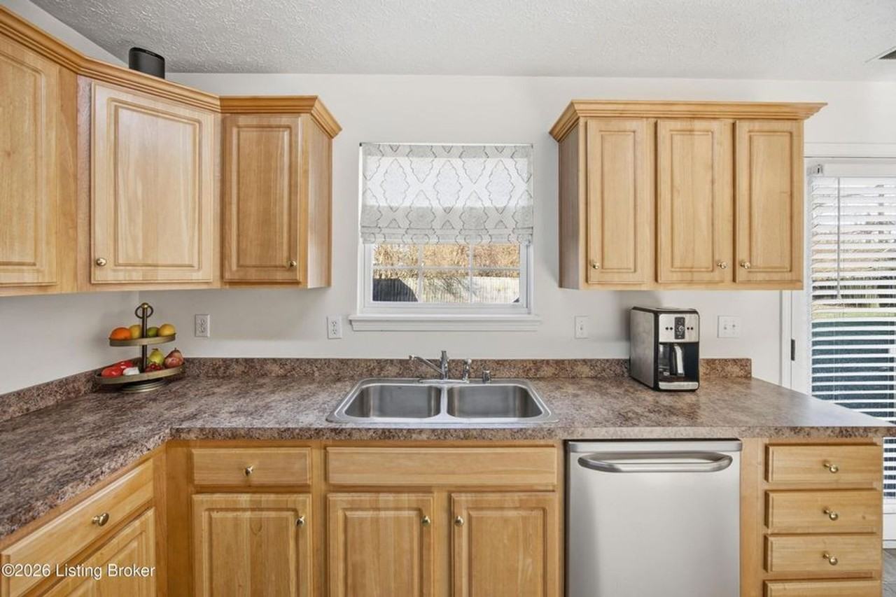 1513 Cedar Ct - Photo 6 of 33