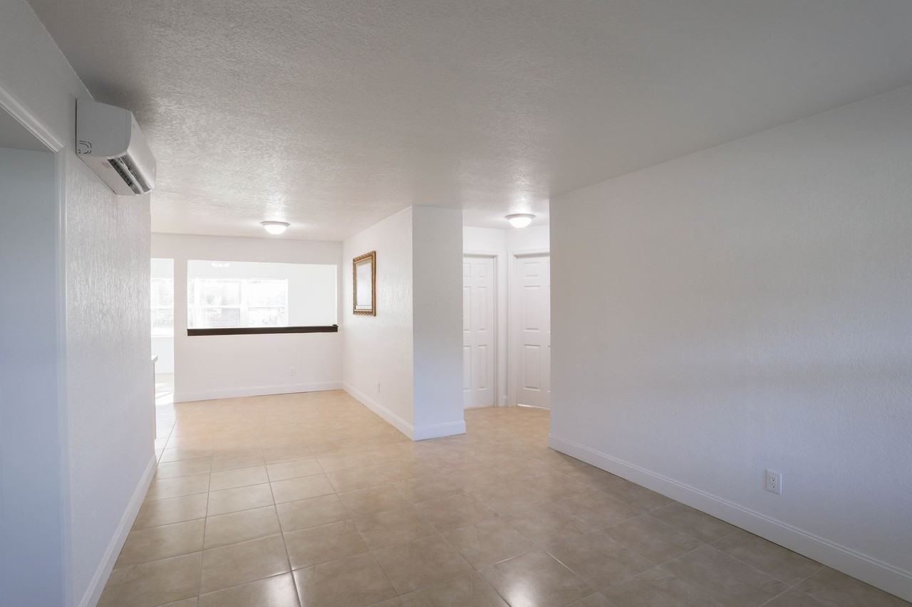 1827 Larkin Ave - Photo 4 of 22