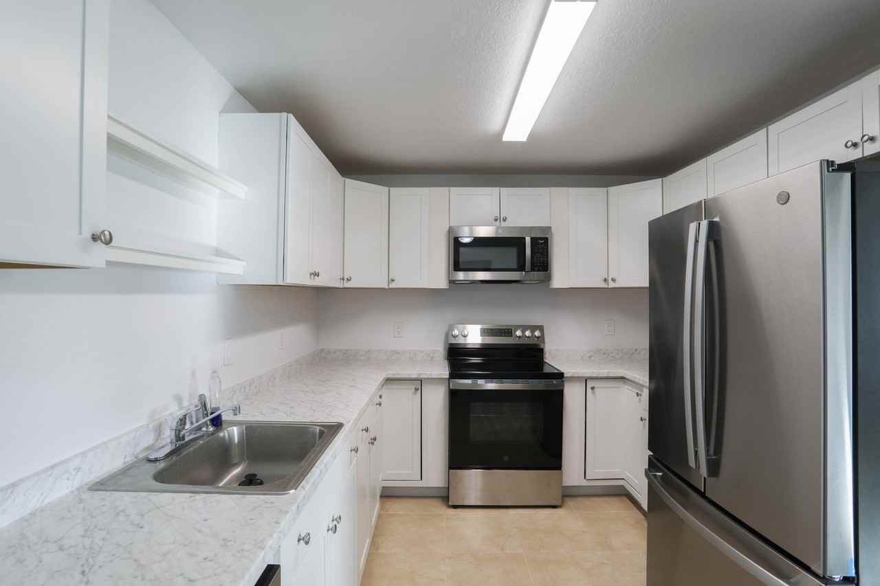 1827 Larkin Ave - Photo 7 of 22