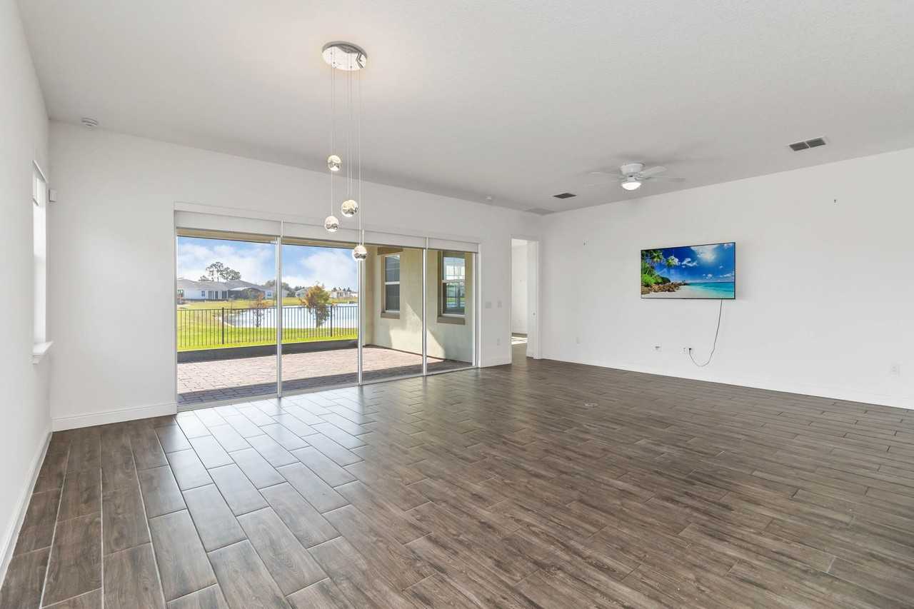 2709 Greenlands St - Photo 3 of 19