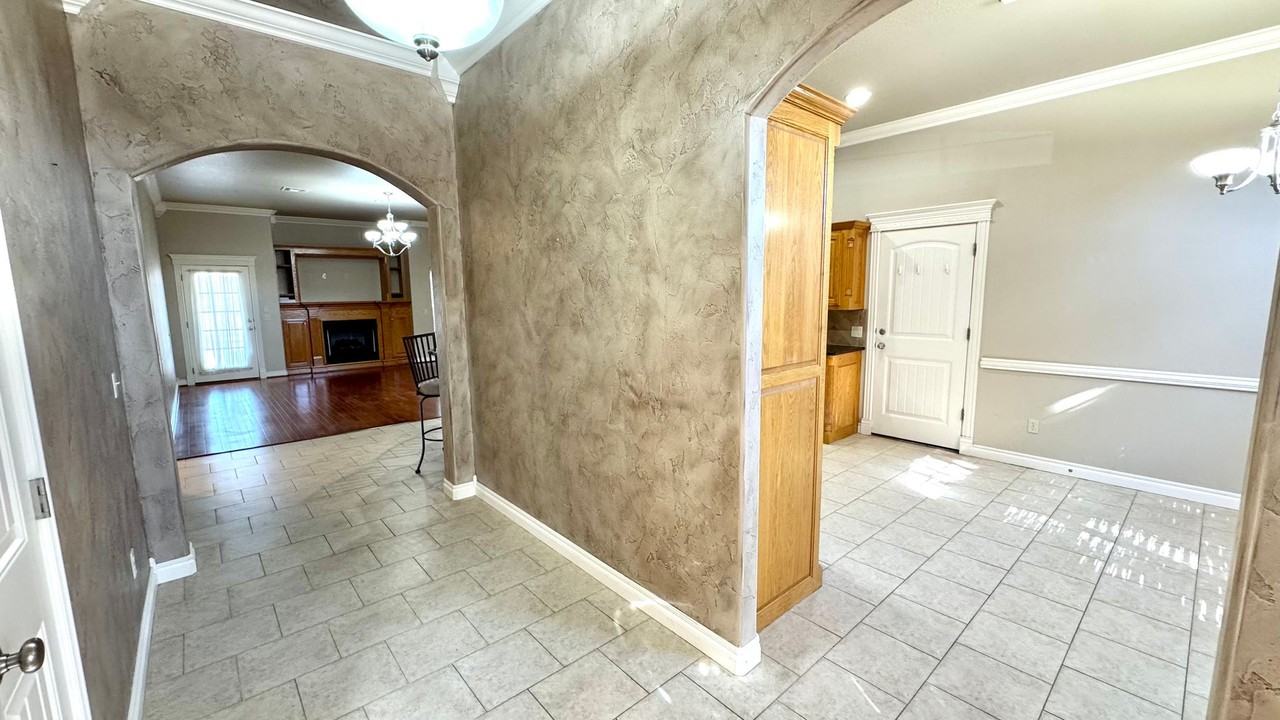 1205 Stonegate Ln - Photo 2 of 39