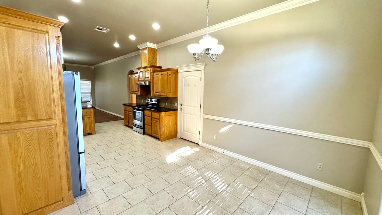 1205 Stonegate Ln - Photo 7 of 39