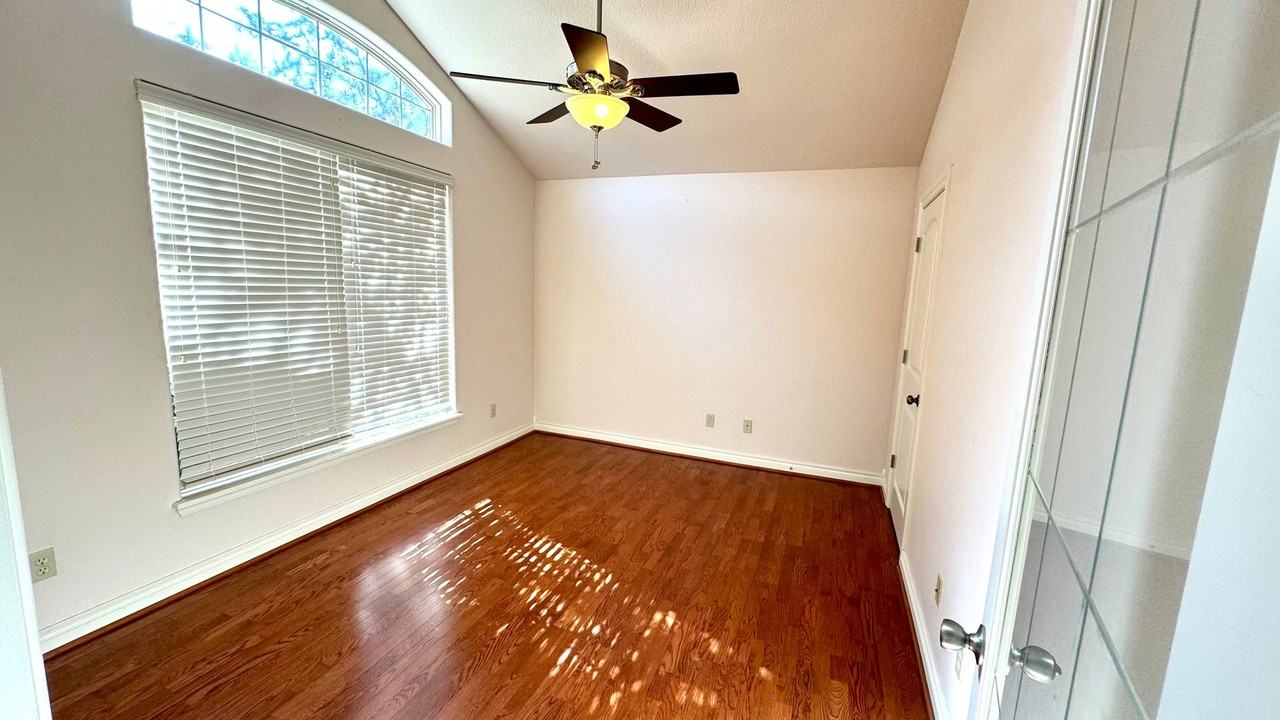 1205 Stonegate Ln - Photo 5 of 39