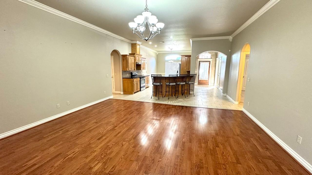 1205 Stonegate Ln - Photo 4 of 39