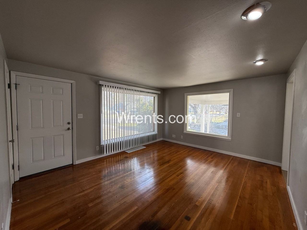 5515 N Elm St - Photo 3 of 10