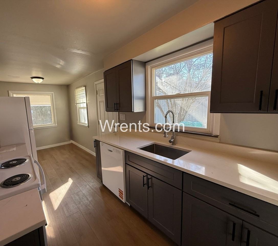 5515 N Elm St - Photo 4 of 10