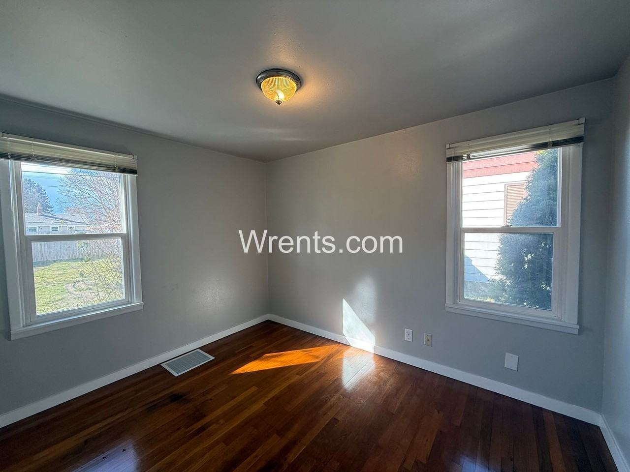 5515 N Elm St - Photo 7 of 10